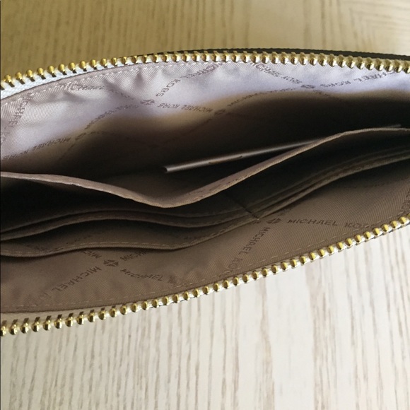 Michael Kors Vanilla, Luggage Clutch, Wristlet - Picture 8 of 12